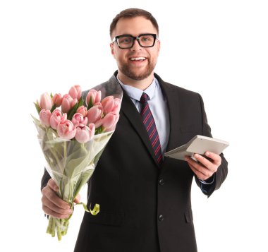 Beyaz arka planda laleleri ve hesap makinesi olan yakışıklı bir iş adamı. Uluslararası Kadınlar Günü kutlamaları
