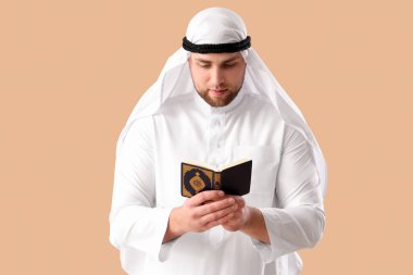 Bej arka planda Kuran 'ı olan genç bir Müslüman. Ramazan kutlaması