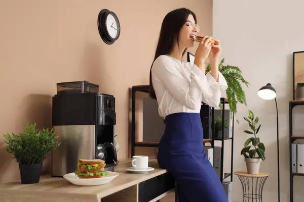 Junge Geschäftsfrau Isst Leckeres Sandwich Büro — Stockfoto