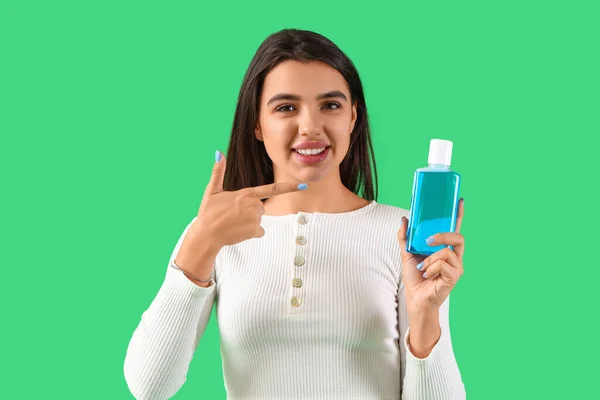 Smiling Young Woman Pointing Mouth Rinse Green Background — Stock Photo, Image
