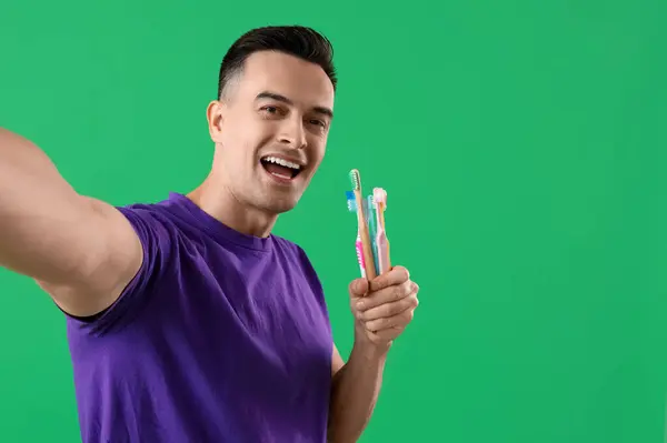 Schöner Mann Mit Zahnbürste Macht Selfie Auf Grünem Hintergrund Nahaufnahme — Stockfoto