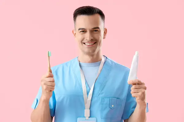 Zahnarzt Mit Zahnbürste Und Paste Auf Rosa Hintergrund Nahaufnahme — Stockfoto