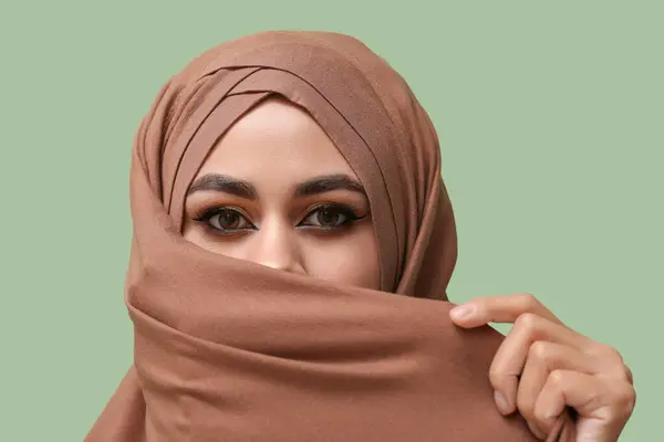 Joven Mujer Musulmana Afroamericana Con Hermoso Maquillaje Sobre Fondo Verde —  Fotos de Stock