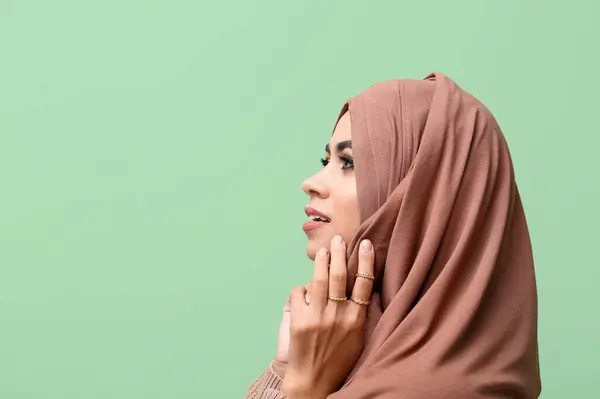 Mujer Musulmana Afroamericana Bastante Joven Con Hermoso Maquillaje Sobre Fondo —  Fotos de Stock