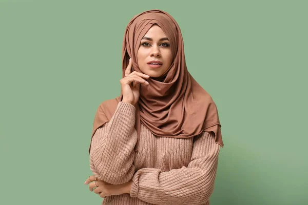 Elegante Joven Mujer Musulmana Afroamericana Con Hermoso Maquillaje Sobre Fondo —  Fotos de Stock