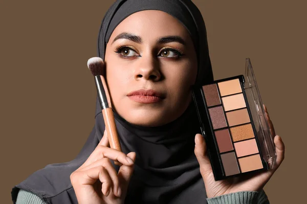Joven Mujer Musulmana Afroamericana Con Hermoso Maquillaje Sosteniendo Pincel Paleta —  Fotos de Stock