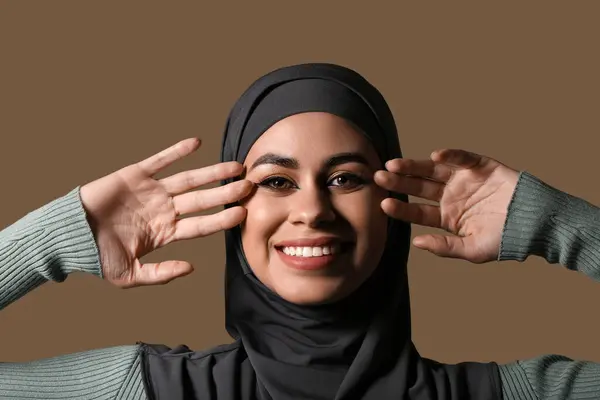 Feliz Joven Mujer Musulmana Afroamericana Con Hermoso Maquillaje Sobre Fondo —  Fotos de Stock
