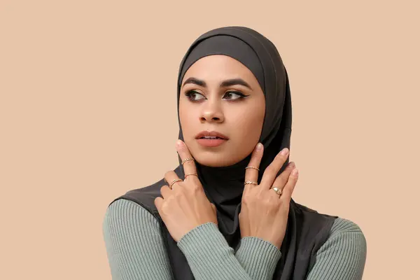 Joven Mujer Musulmana Afroamericana Con Hermoso Maquillaje Sobre Fondo Beige —  Fotos de Stock