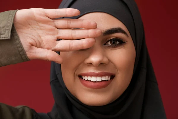 Feliz Joven Mujer Musulmana Afroamericana Con Hermoso Maquillaje Sobre Fondo —  Fotos de Stock