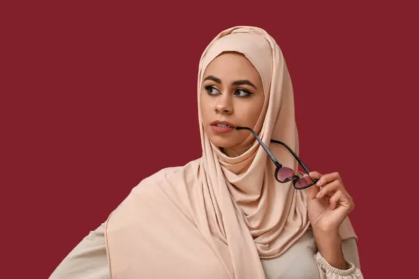 Joven Mujer Musulmana Afroamericana Con Hermoso Maquillaje Gafas Sol Elegantes —  Fotos de Stock