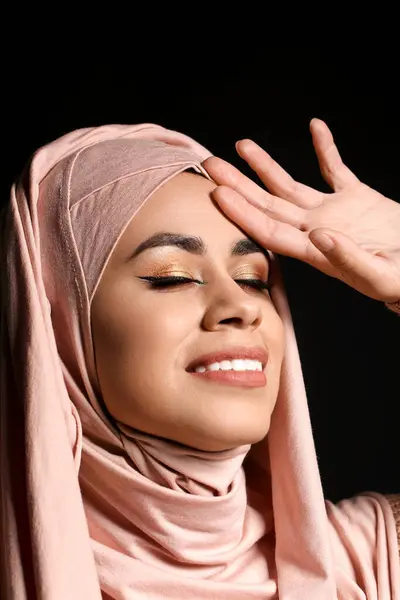 Mujer Musulmana Afroamericana Bastante Joven Con Hermoso Maquillaje Sobre Fondo —  Fotos de Stock