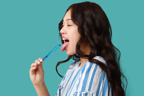 Belle Jeune Femme Asiatique Avec Grattoir Langue Sur Fond Bleu — Photo