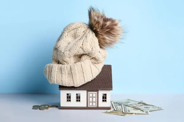 Διακοσμητικό Σπίτι Καπέλο Και Χρήματα Κοντά Μπλε Τοίχο Έννοια Χειμερινής — Φωτογραφία Αρχείου