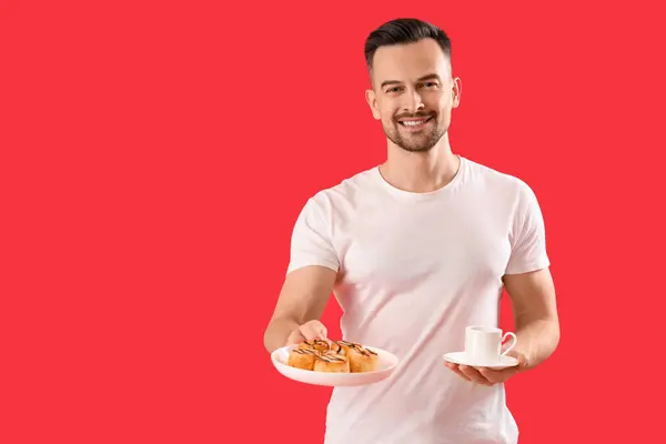 Junger Mann Mit Leckerem Frühstück Auf Rotem Hintergrund Valentinstag Feier — Stockfoto