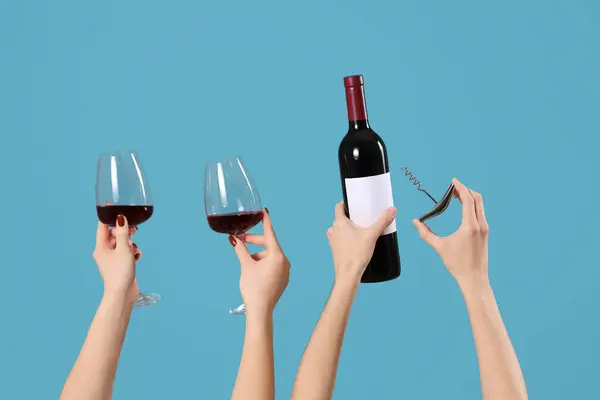 Frauen Mit Flasche Weingläsern Und Korkenzieher Auf Blauem Hintergrund Valentinstag — Stockfoto