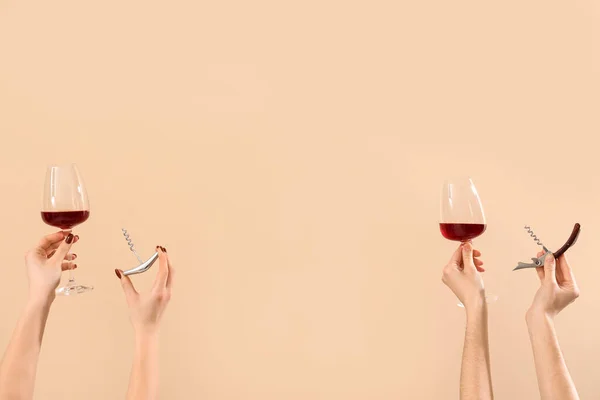 Frauen Mit Weingläsern Und Korkenziehern Auf Beigem Hintergrund Valentinstag Feier — Stockfoto