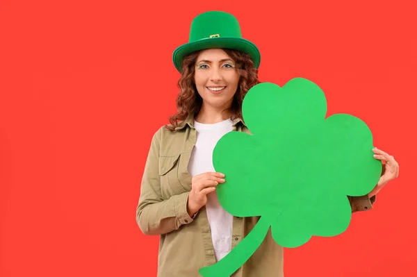 Mujer Sombrero Verde Con Trébol Papel Sobre Fondo Rojo Celebración — Foto de Stock