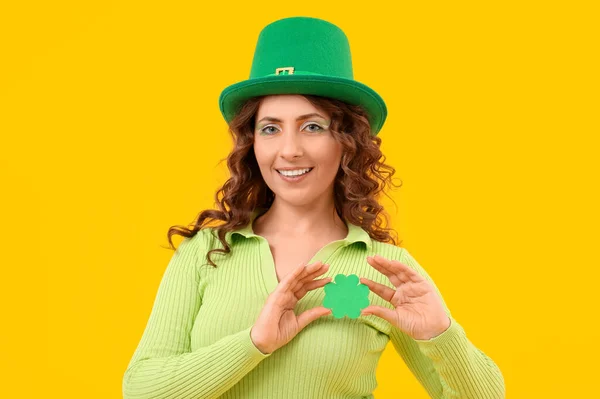 Mujer Sombrero Verde Con Trébol Papel Sobre Fondo Amarillo Celebración — Foto de Stock
