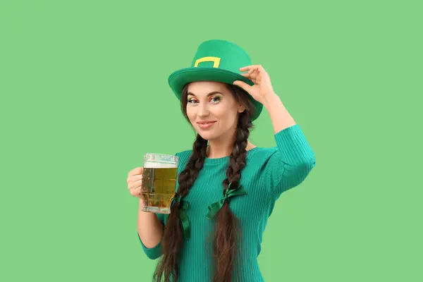 Mujer Feliz Con Cerveza Sobre Fondo Verde Día San Patricio — Foto de Stock