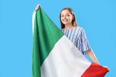 Açık mavi arka planda İtalya bayrağı olan güzel genç bir kadın.