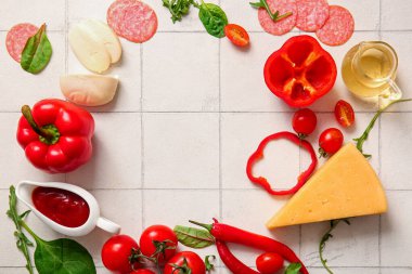 Beyaz fayanslı pizza hazırlamak için malzemelerden yapılmış çerçeve