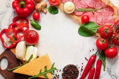 Beyaz mermer zemin üzerinde pizza hazırlamak için malzemelerden yapılmış çerçeve