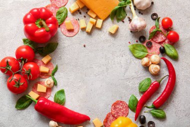 Gri arkaplanda pizza hazırlamak için malzemeden yapılmış çerçeve