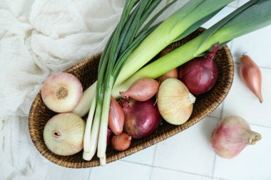 Açık fayanslı soğanın farklı çeşitleri olan hasır sepet.