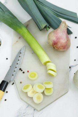 Grunge beyaz arka planda farklı türde soğan içeren tahta