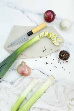 Grunge beyaz arka planda farklı türde soğan içeren tahta