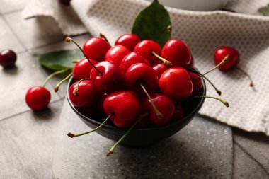 Gri kirazlı bir kase.