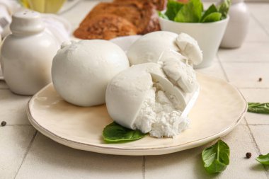 Beyaz fayanslı fesleğenli lezzetli Burrata peyniri tabağı