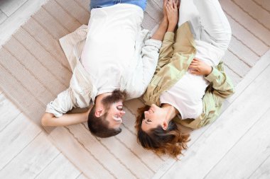 Aşık mutlu çift evde yerde yatıyor, manzarası çok güzel.