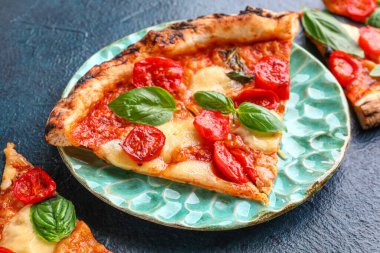 Mavi arka planda lezzetli pizza dilimli Margarita.