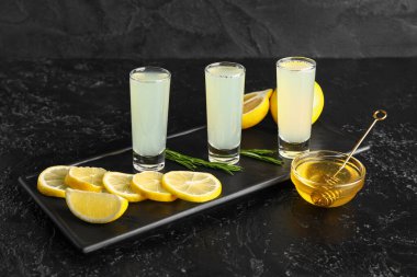 Lezzetli limoncello ve ballı kase.