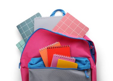 Beyaz arkaplanda kırtasiye malzemesi olan renkli okul çantası, yakın plan