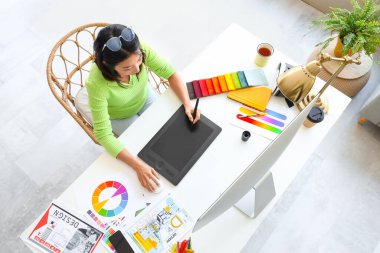 Ofiste grafik tabletle çalışan Asyalı iç mimar, üst görünüm