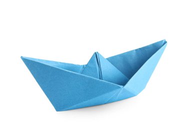 Beyaz arkaplanda mavi origami teknesi