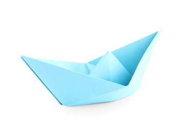 Beyaz arkaplanda mavi origami teknesi