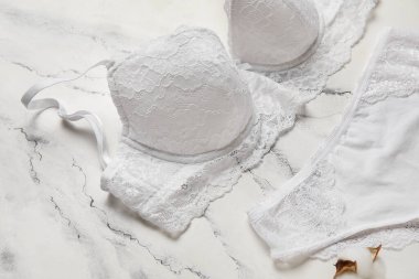 Hafif arka planda şık kadın iç çamaşırları, yakın plan.