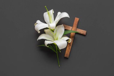 Güzel zambak çiçekleri ve siyah arka planda çapraz