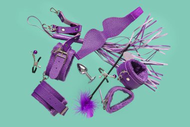 Turkuaz arka planda uçan seks oyuncakları