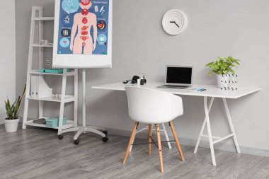 Çalışma yeri ve çizelgesi olan bir tıp bürosu.