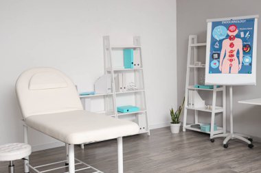 Kanepesi ve raf üniteleri olan bir hastane.