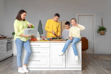 Mutfakta mutlu aile yemekleri