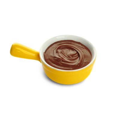 Beyaz arka planda bir kase lezzetli erimiş çikolata.