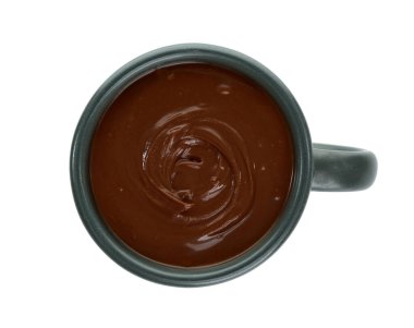 Beyaz arka planda bir fincan lezzetli erimiş çikolata.