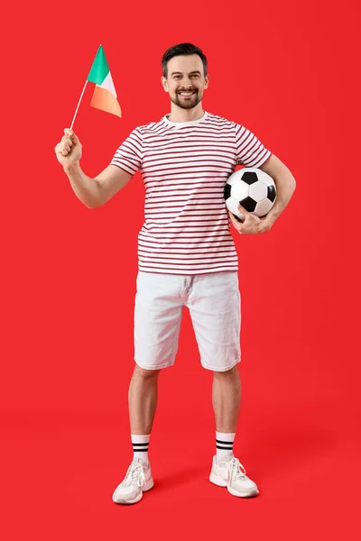 Schöner Mann Mit Italien Fahne Und Fußball Auf Rotem Hintergrund — Stockfoto