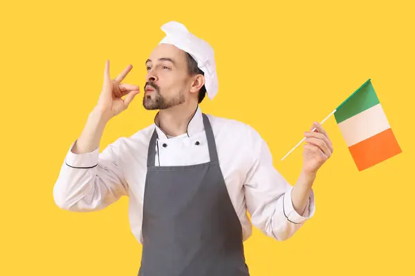 Männlicher Koch Mit Italienischer Flagge Auf Gelbem Hintergrund — Stockfoto