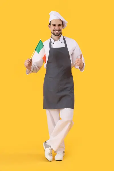 Koch Mit Italienischer Flagge Zeigt Daumen Nach Oben Auf Gelbem — Stockfoto